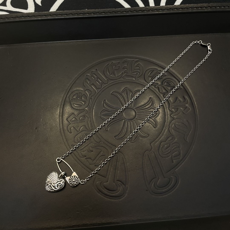 Ch*0me He**ts necklaces